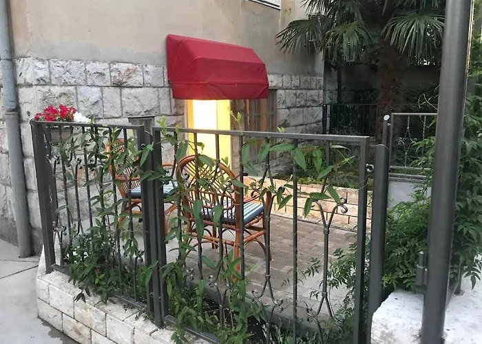 One Bedroom Apartment *